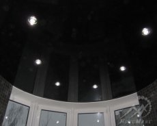 Чёрный глянцевый потолок в зале