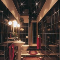 Дизайн ванной комнаты, в которой используют натяжные потолки