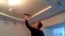 Проверка степени повреждения на потолке